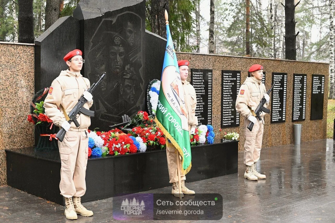 В парке «Строитель» почтили память погибших героев, возложили цветы к мемориалу, вручил...