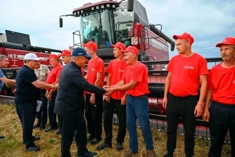 🌾 Рустам Минниханов поздравил работников АПК с профессиональным праздником