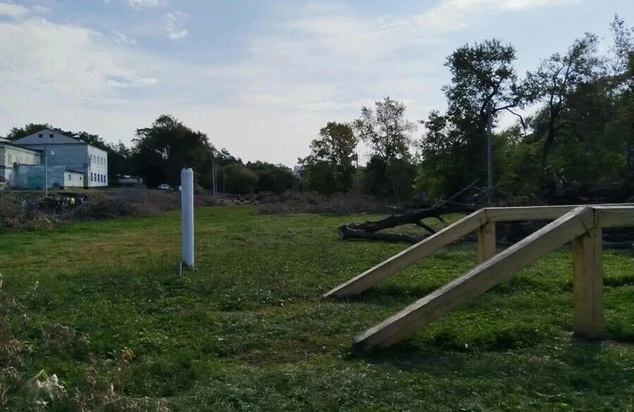 В Благовещенске на стадионе Дальневосточного ГАУ начали демонтировать старое оборудован...