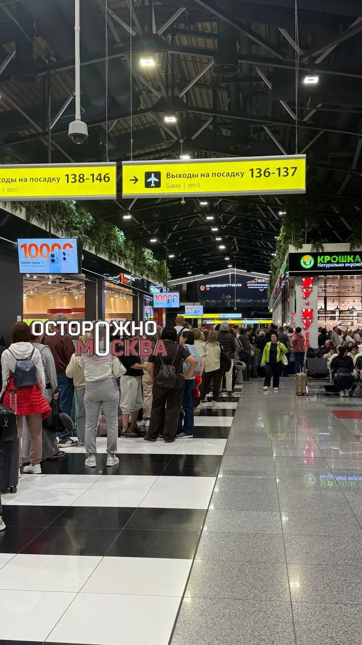 Пассажиры рейса в Коломбо больше 12 часов не могут вылететь из Москвы — люди спят на по...