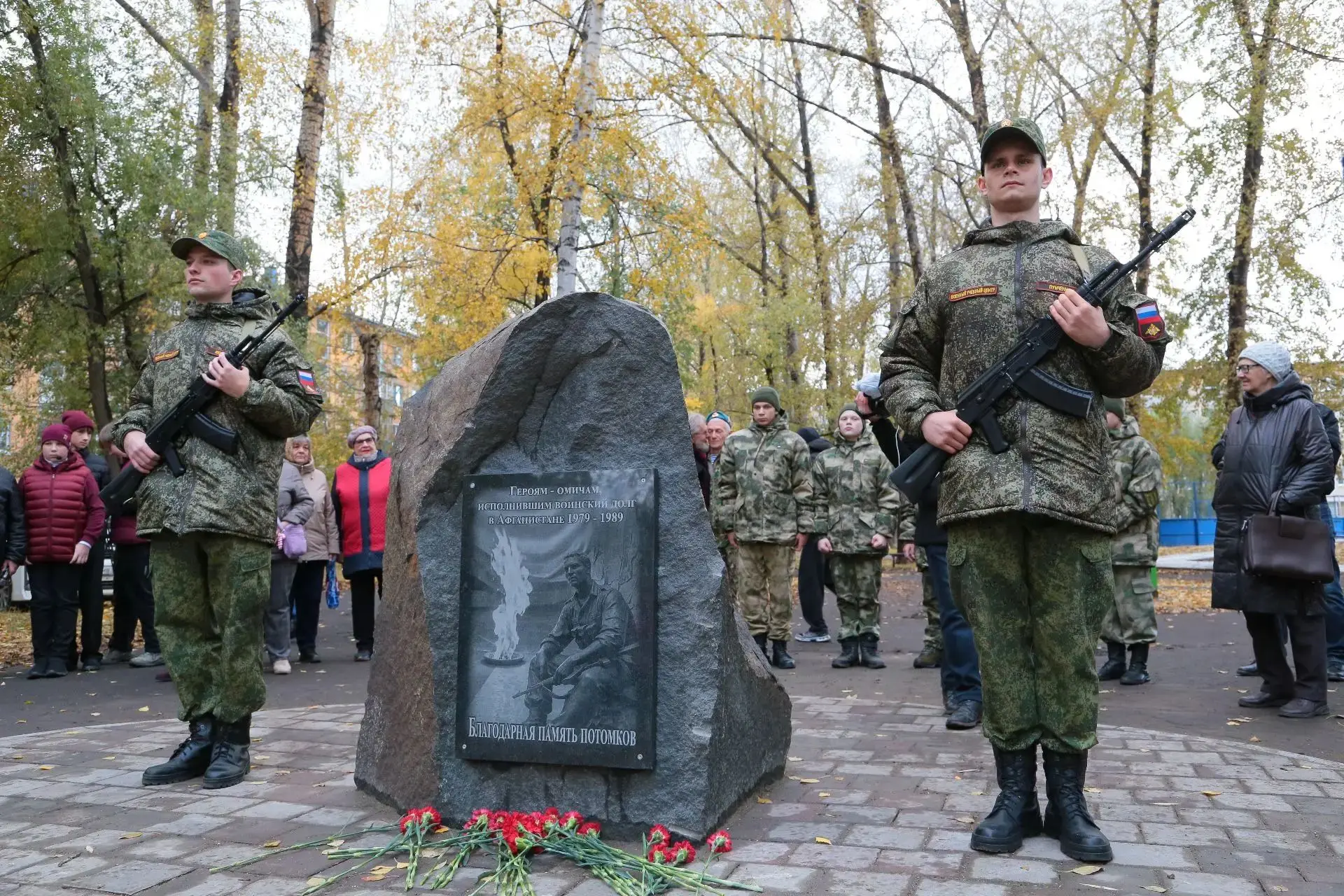 Открыли памятный знак, посвященный омичам-участникам боевых действий в Афганистане и ст...