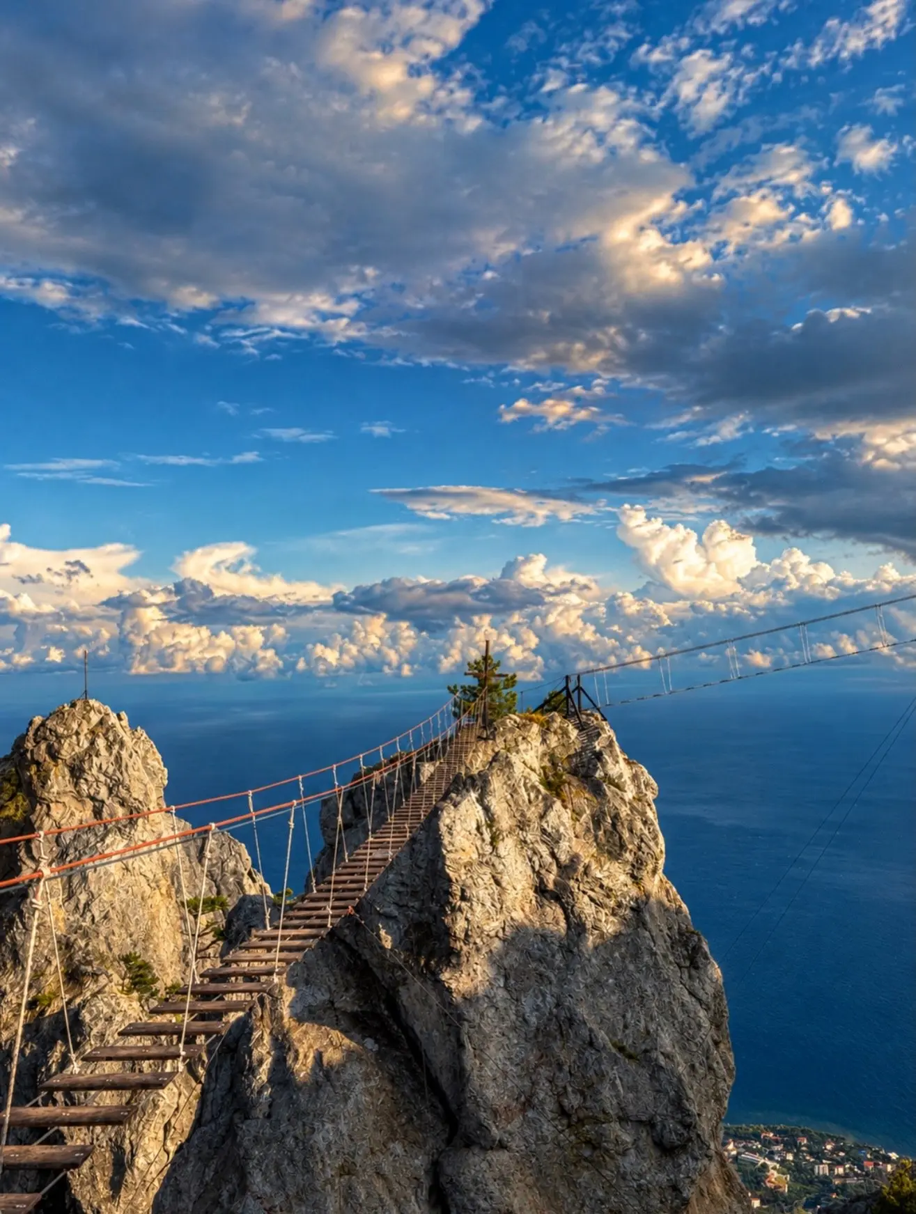 ⛰️ Ай-Петри — место, где облака оказываются под ногами, горы уходят за горизонт, а от в...