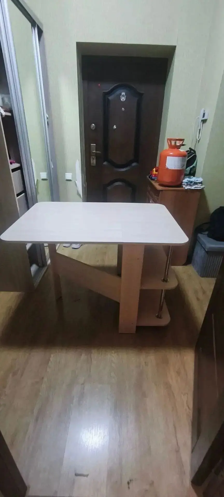 Отдам стол за шоколадку, самовывоз 89996385094