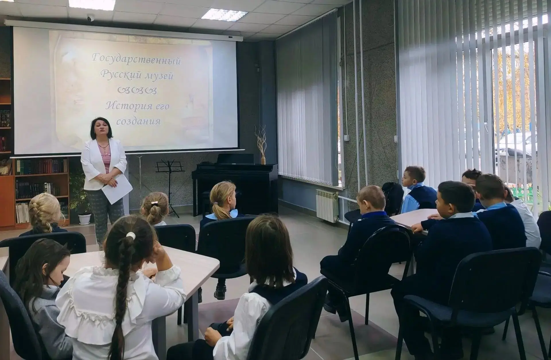 Группа первоклассников из разных школ, посещающих факультатив «Картоведение Ангарска», ...