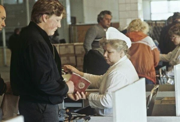 Проверка московской прописки при покупке товаров, период кризиса 1990 года.