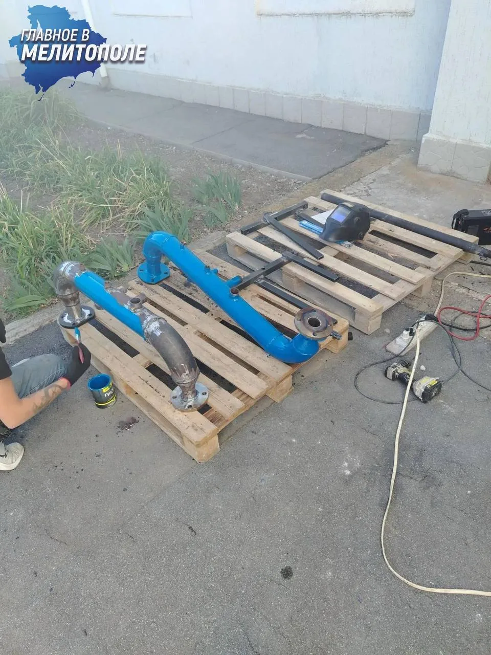 Шефы монтируют наружную систему отопления школы в селе Проминь