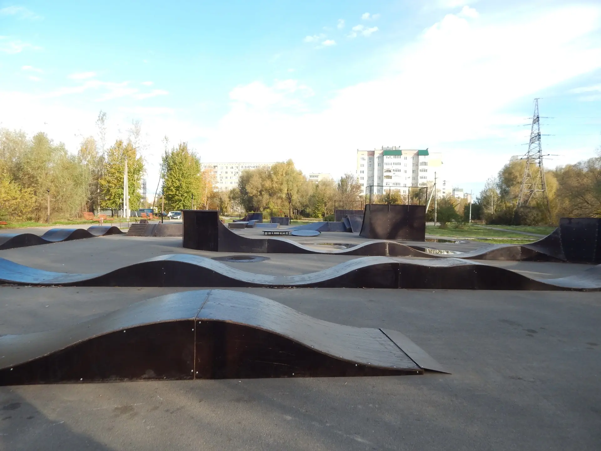 В парке «Прибрежный» установили конструкцию скейтпарка.