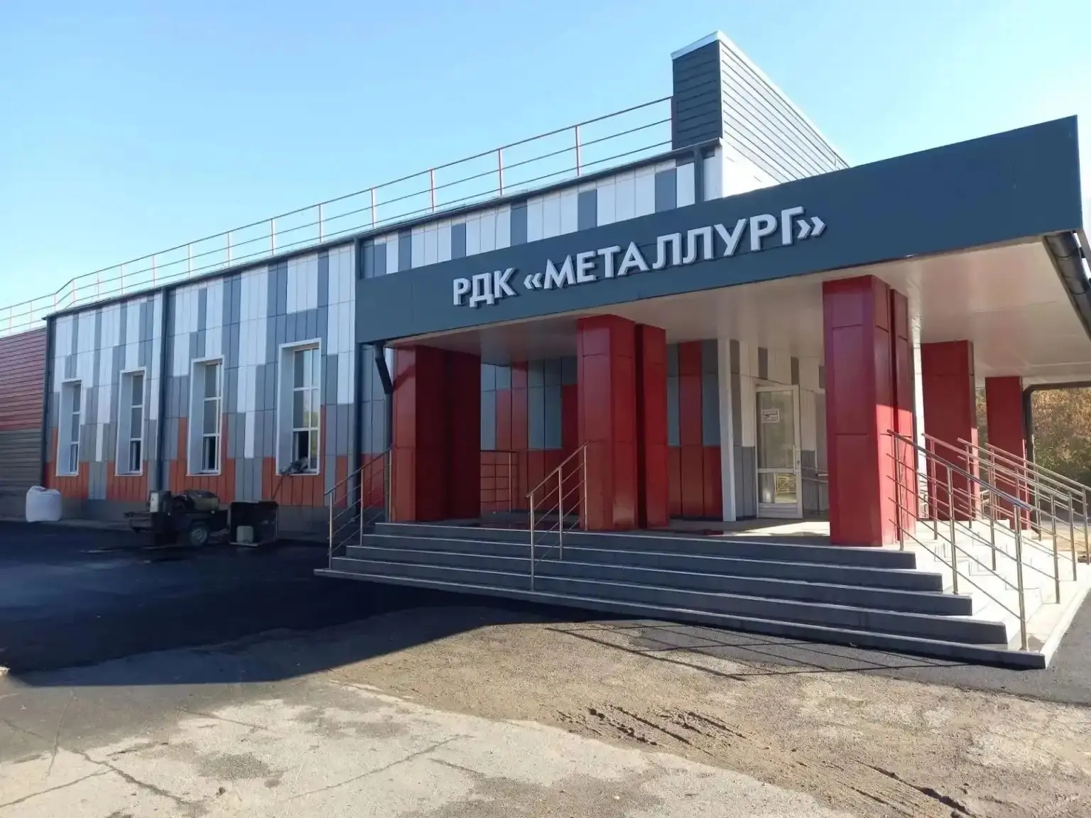 🛠️ В Светлинском районе продолжается капитальный ремонт ДК «Металлург»