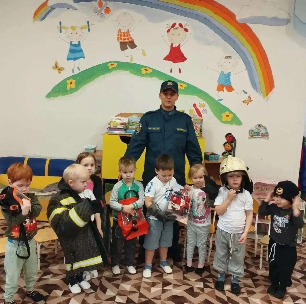 В детский сад №4 пришёл в гости водитель пожарного автомобиля Вадим Мелехин. Он рассказ...