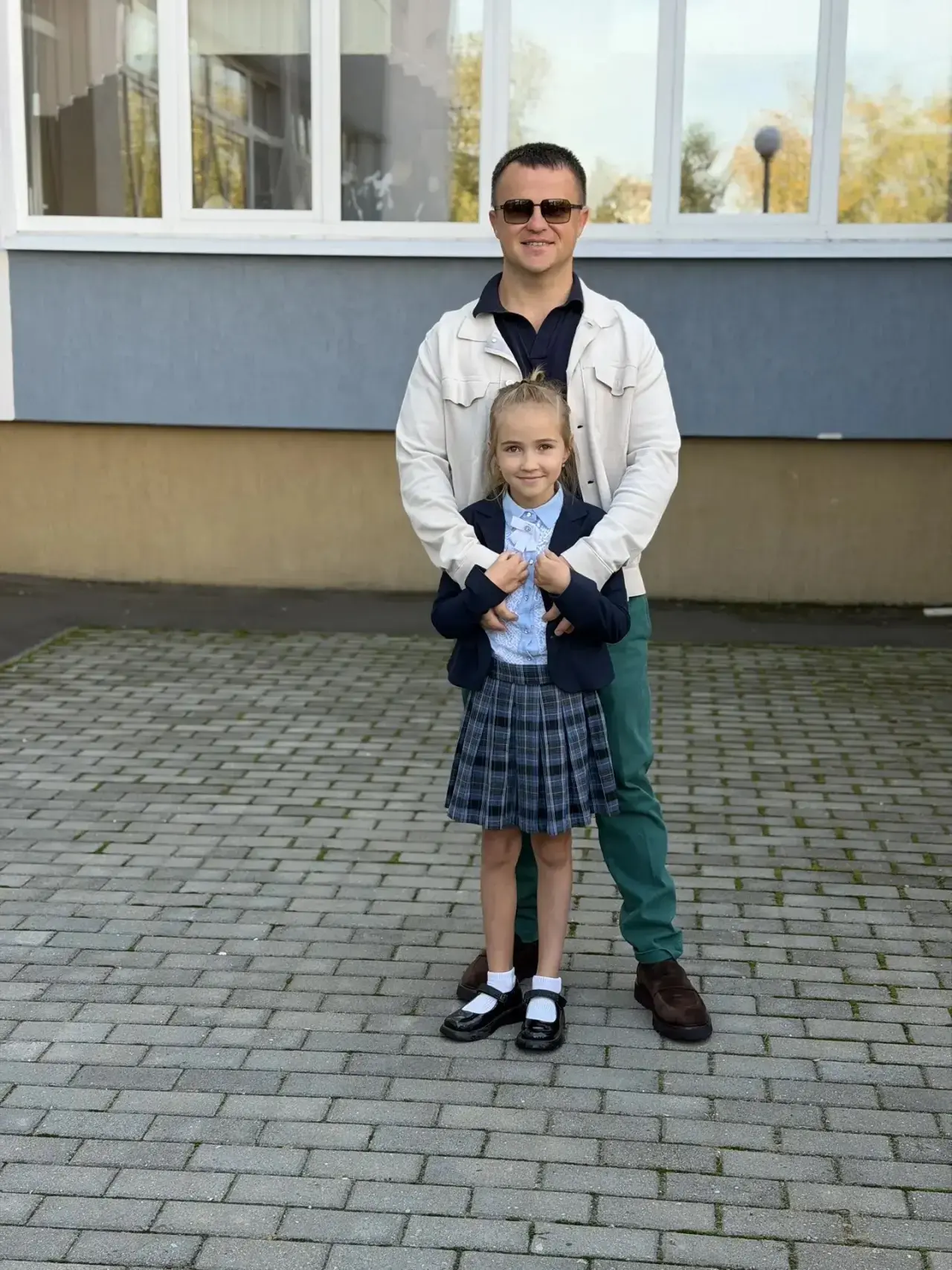 Мой папа супер герой, потому что он все знает и все умеет.