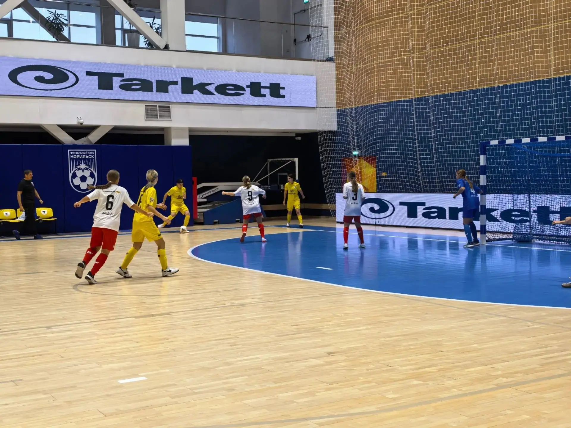 ⚽️ На паркете — девушки!