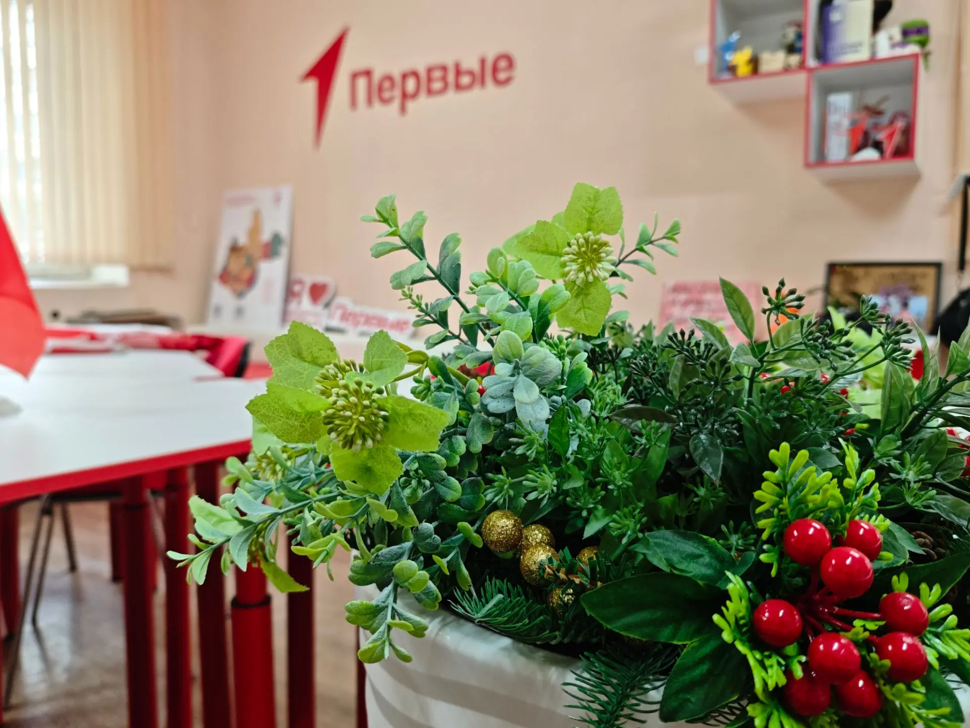 Уйти из дома в 7:30 и вернуться почти в 17 часов.