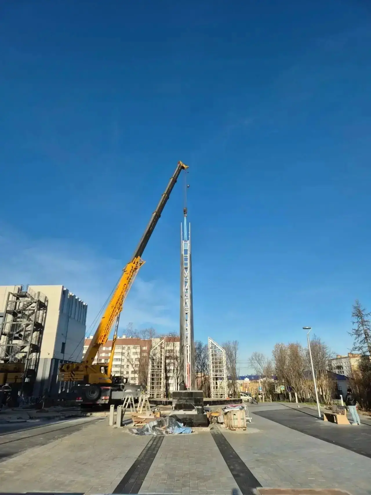 🕊 В Салехарде начался монтаж стелы «Город трудовой доблести».
