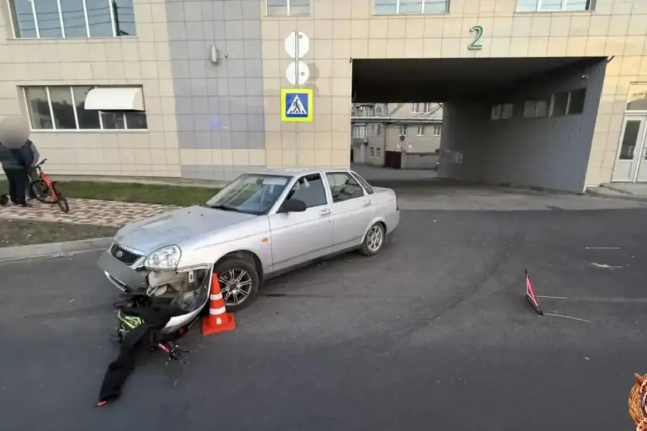 «Приора» сбила 13-летнего мальчика на самокате во дворе Ставрополя.