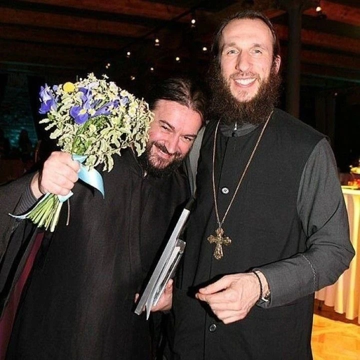 У нас всё есть. У нас есть больше, чем мы заслуживаем. У нас есть больше, чем мы того д...