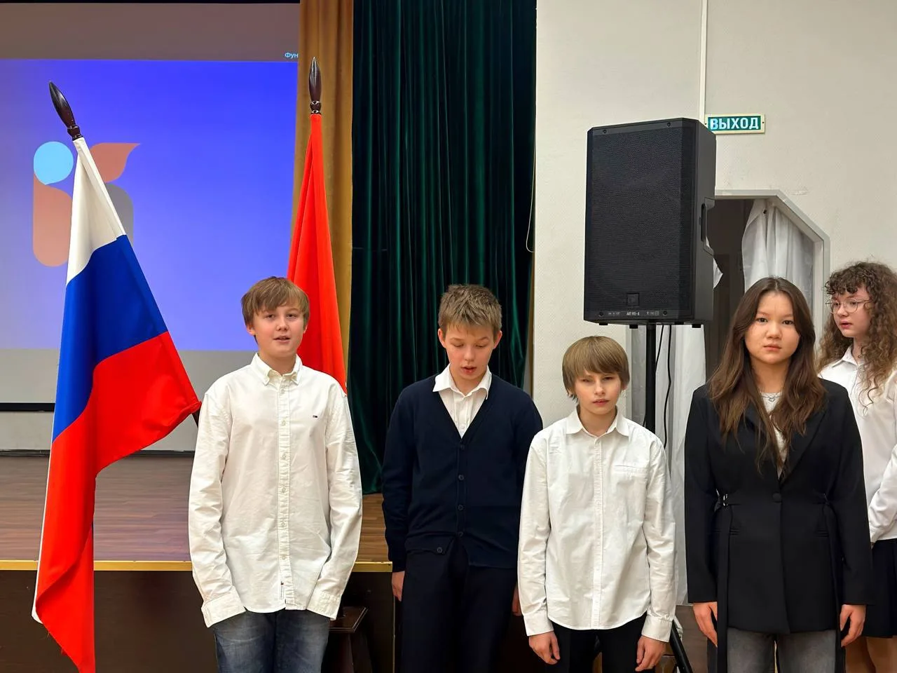🇷🇺 В понедельник в нашей школе состоялась традиционная торжественная линейка и церемо...