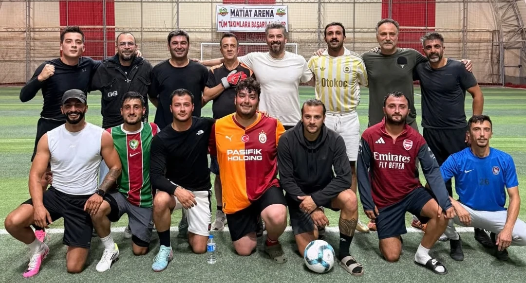 Наши красавцы играют футбол...⚽