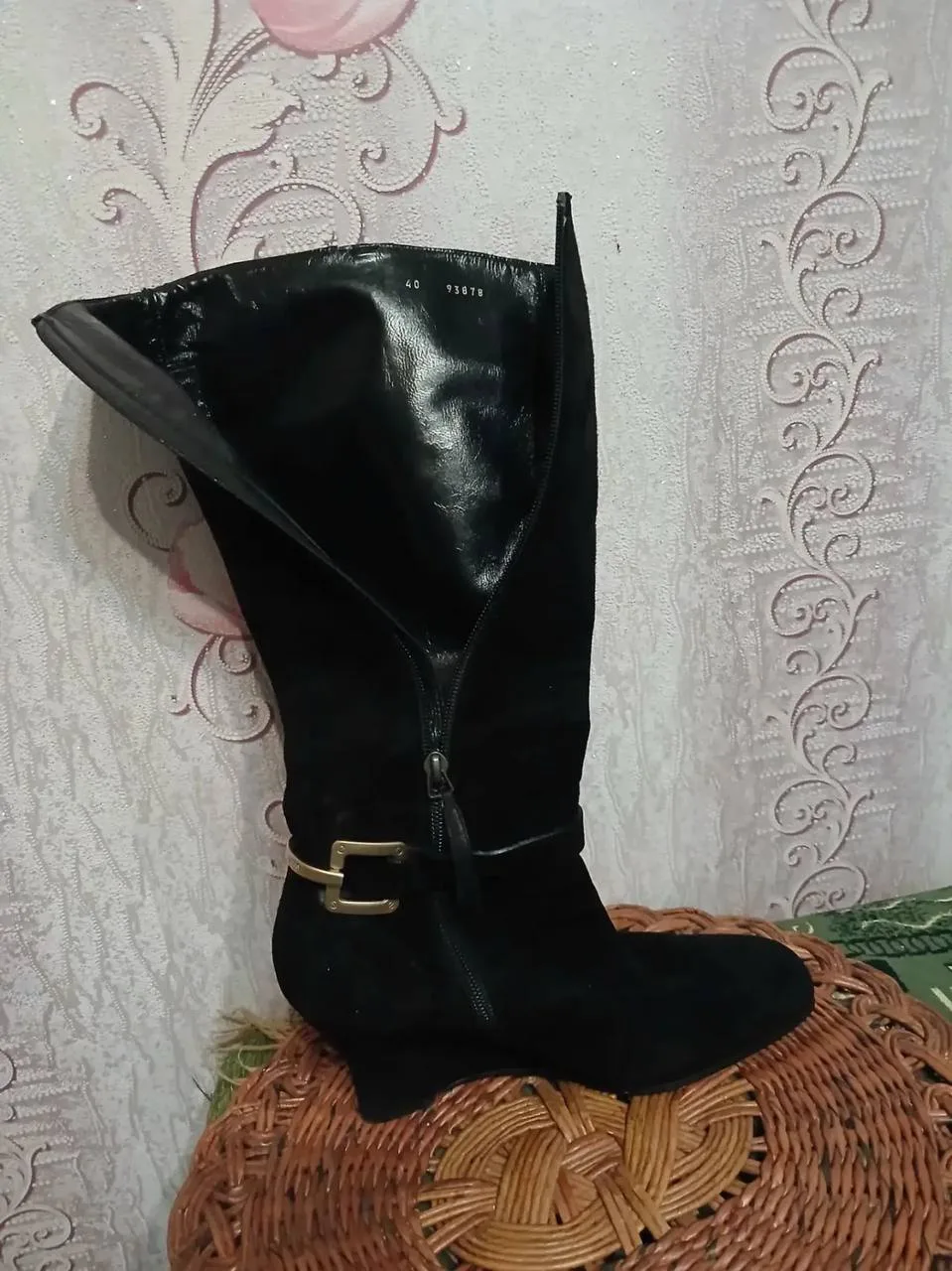 Продам сапоги "Уго Босс" натуральная замша снаружи, натуральная кожа внутри. Размер 39-...