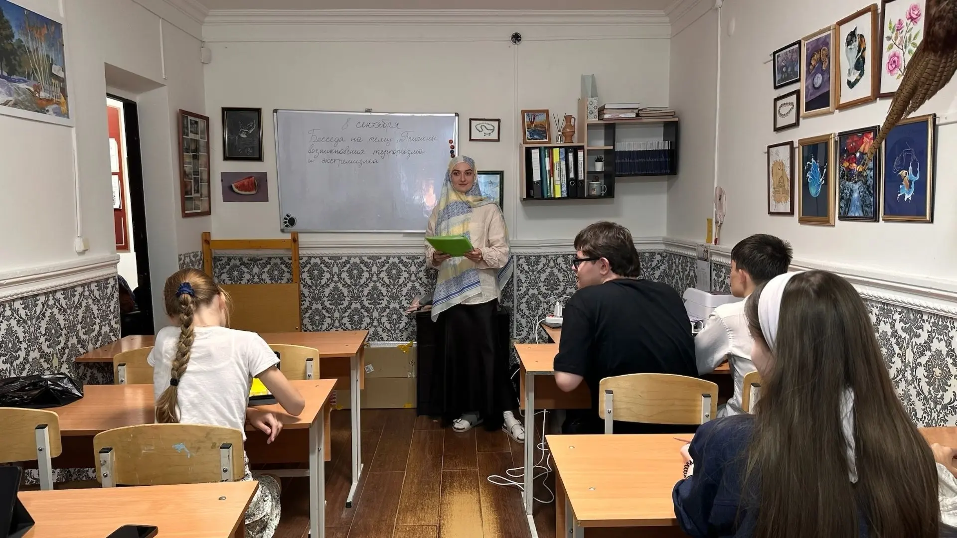 В рамках мероприятий по профилактике экстремизма в актовом зале ГБУ ДО «ДХШ №1» г. Гроз...