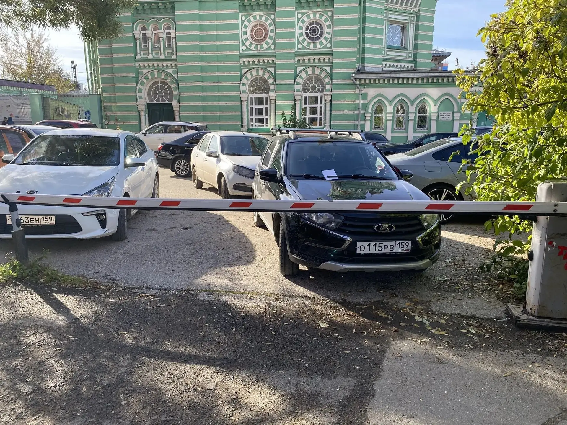 🔴 Перекрывают выезд/въезд на парковку жилого дома каждую пятницу по ул.Осинская, игнор...