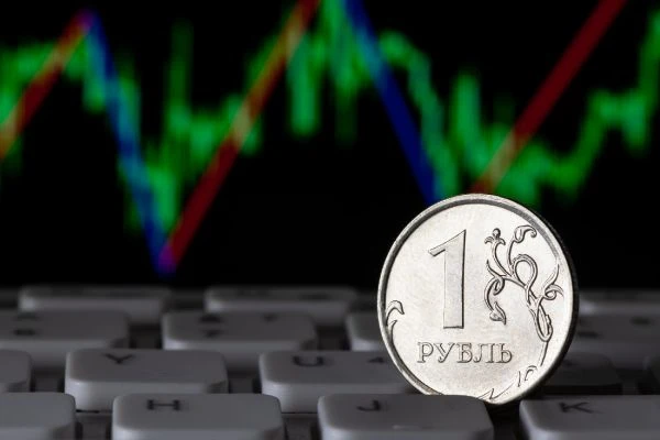 Новый курс рубля на 13 октября — как торгуются доллар, евро и юань?