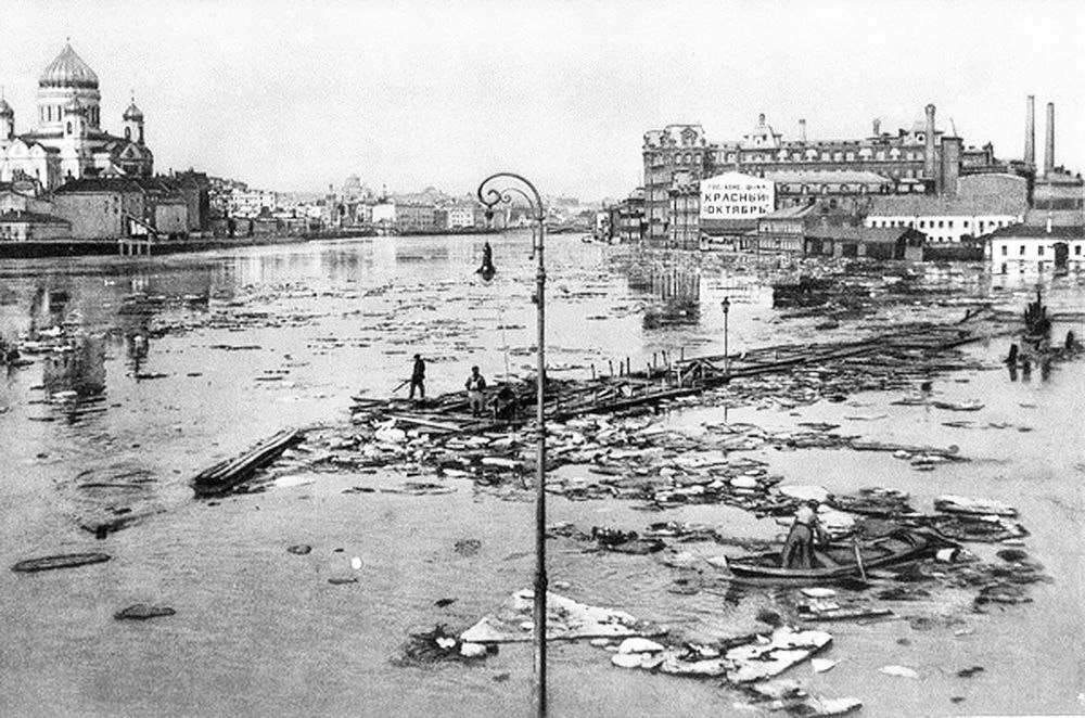 Сильнейшее наводнение в Москве, вид с Берсеневской набережной, СССР, 1927 год.