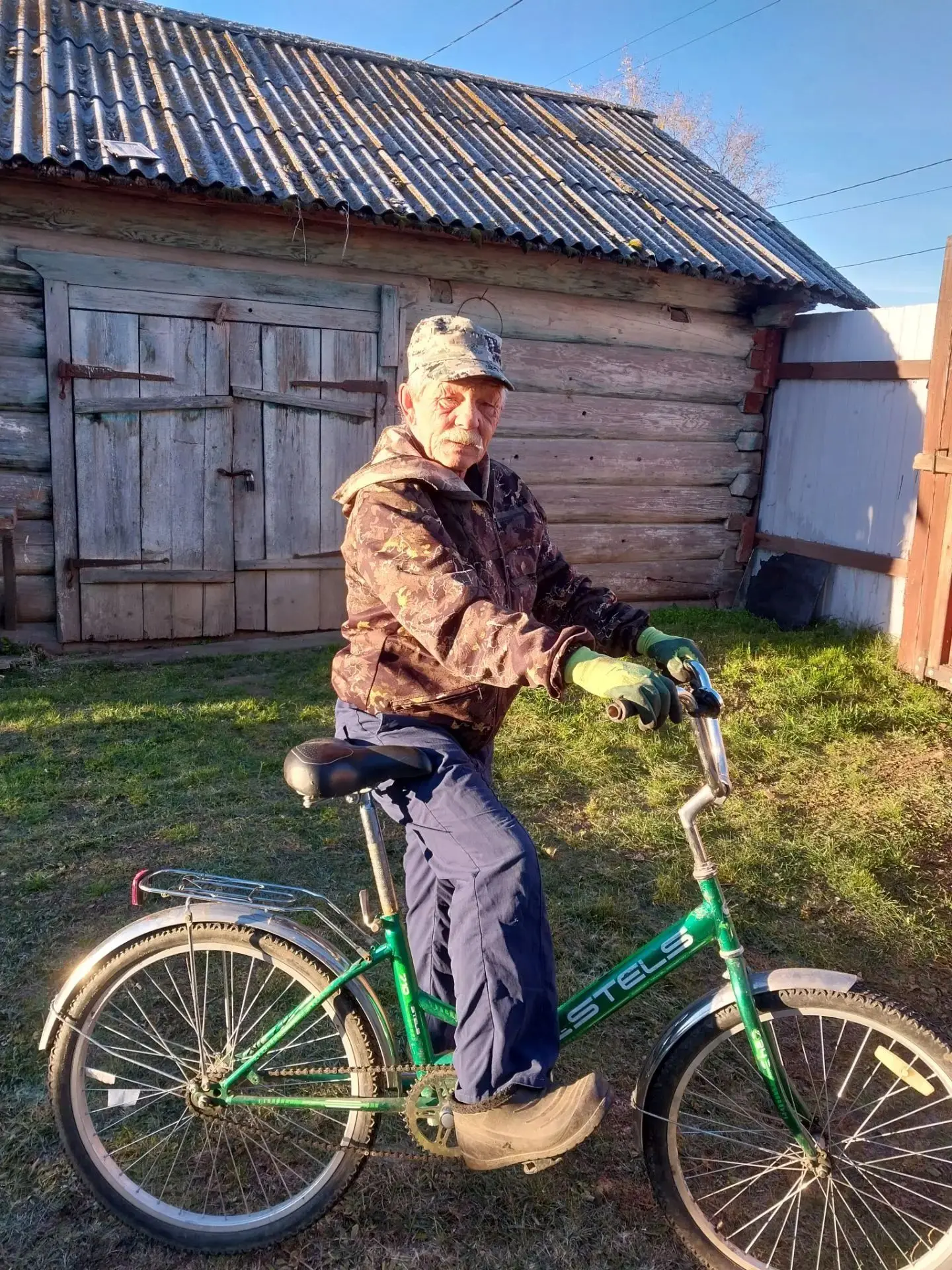 Моего дедушку зовут Юрий Александрович. Ему уже 65 лет,но он по прежнему активный и жиз...