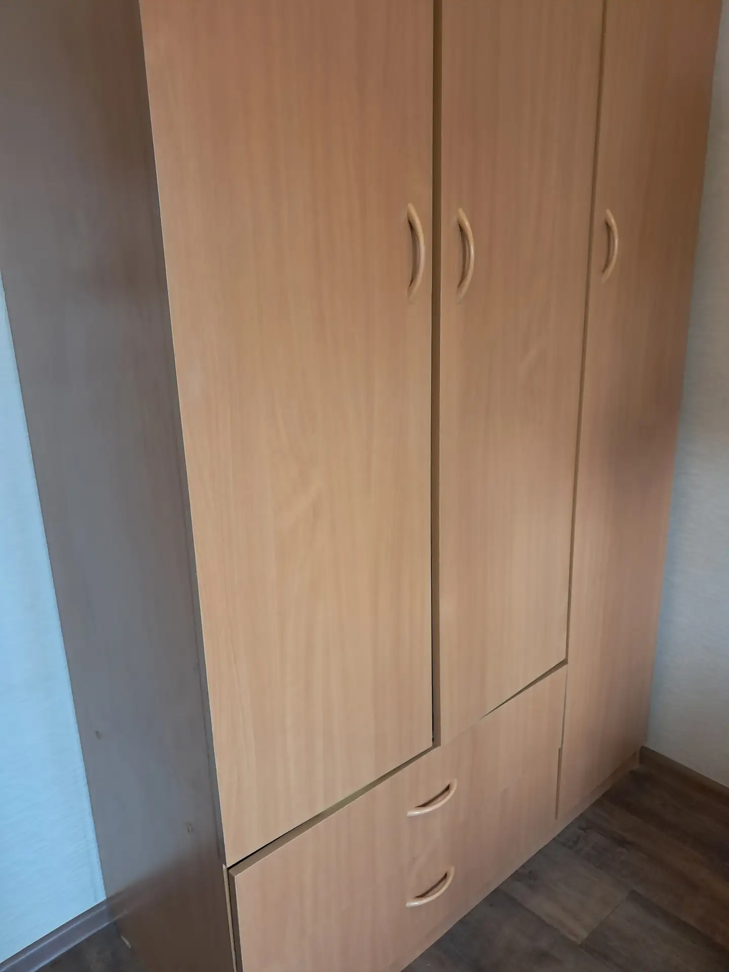 Отдам шкаф на дачу. Разобран. Есть вешалка, полки и ящики. Выборная