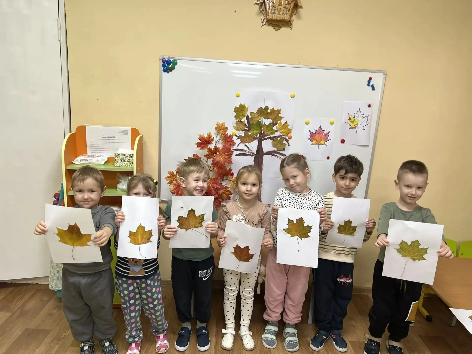 Коллективная работа: «Клён и его детки — кленовые листочки»