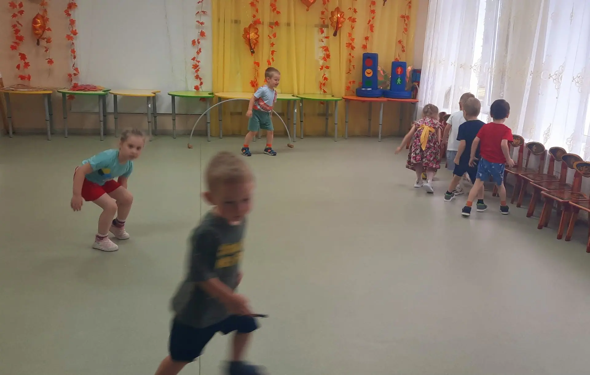 В средней группе "Ромашка" дети учились играть в футбол, вести мяч ногами, не брать в р...
