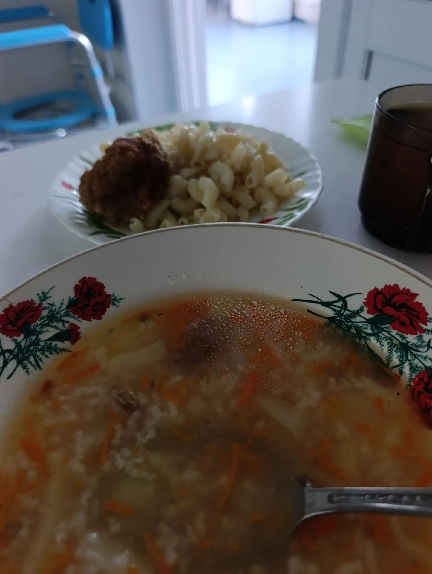Обед больничный -суп рисовый с мясом,тефтеля с макаронами.Всё без соли....Фу,гадость но...