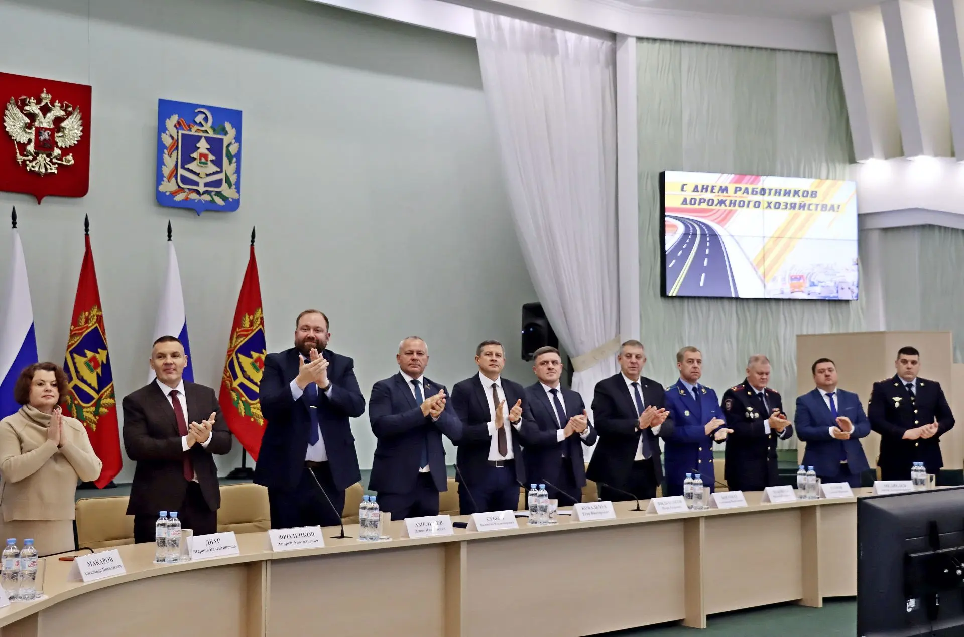 🛑🚘Дороги в будущее: брянским специалистам-дорожникам в честь наступающего профессиона...