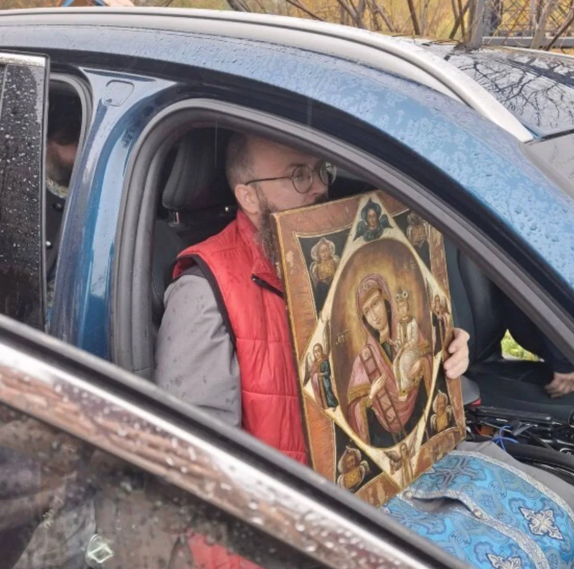 В Калуге священники провели молебен и автомобильный крестный ход с иконой Богородицы, п...