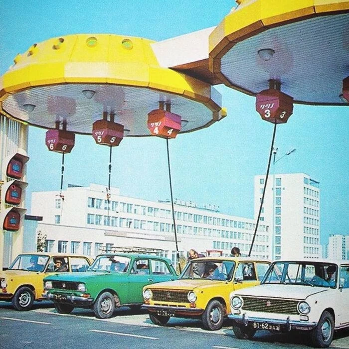 Заправка с висящими колонками. 1970е