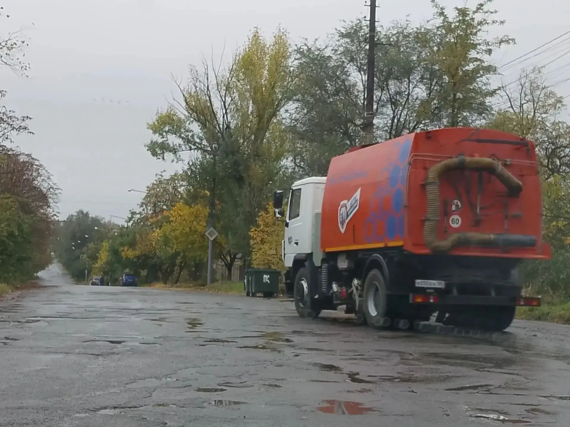 В Кировском районе провели уборку дороги на улице Папанина