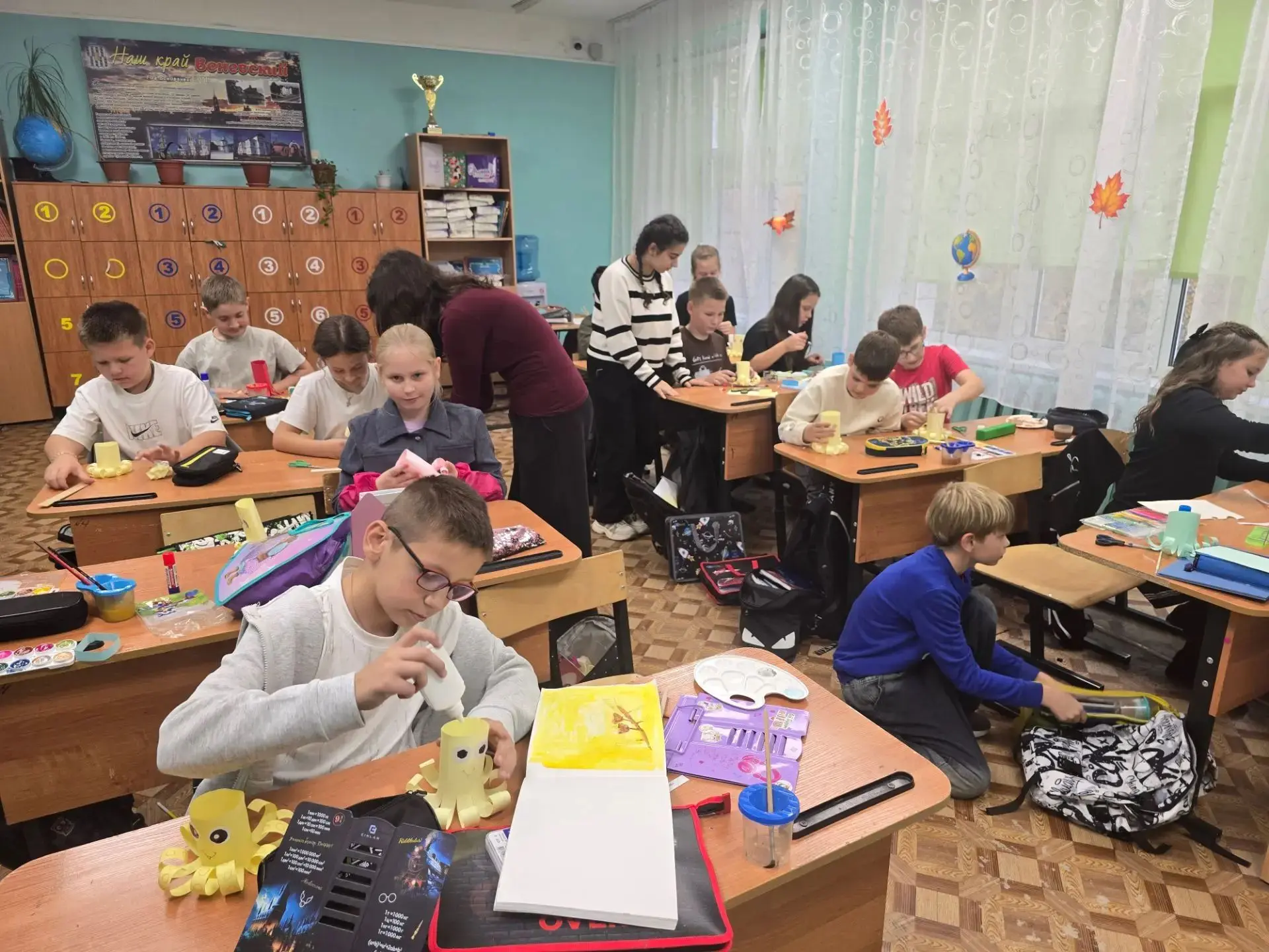 Учащиеся 6б класса провели мастер-класс в 4б классе.
