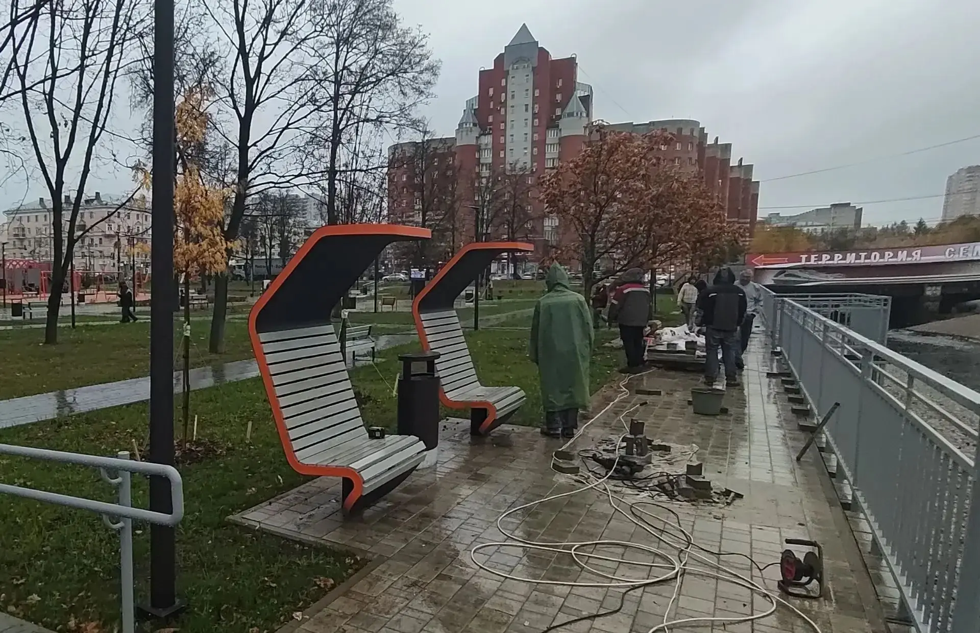 ❗ Завтра открытие сквера на ул. Федора Смирнова. Рабочие наводят чистоту, красоту и сни...