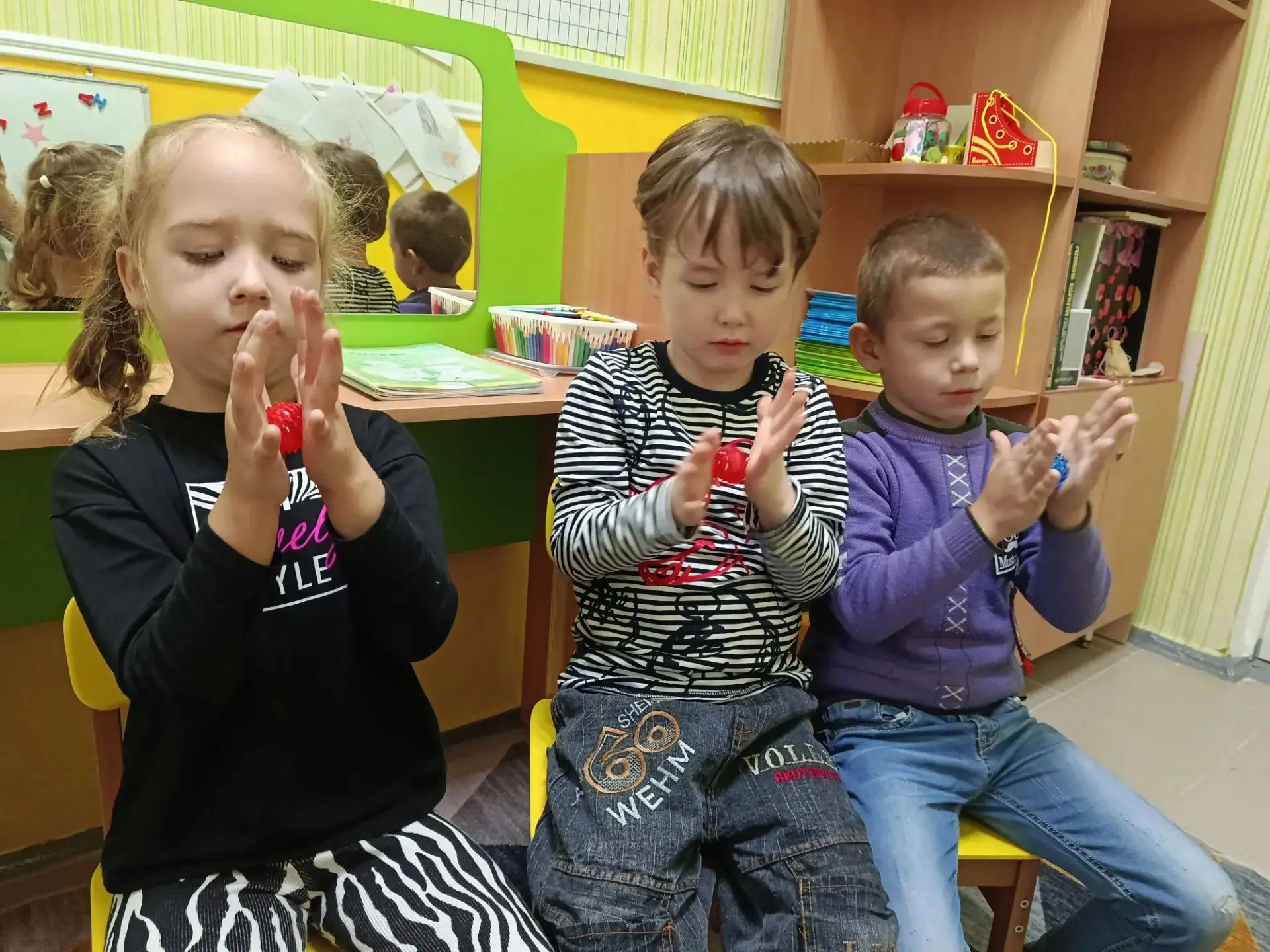 Знакомство на логопедическом занятии с шариками и колечками Су-джок