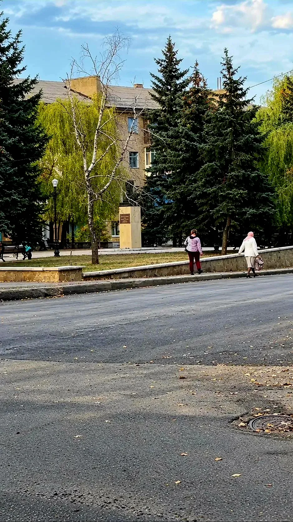 В Макеевке завершили асфальтирование площади Грибиниченко.