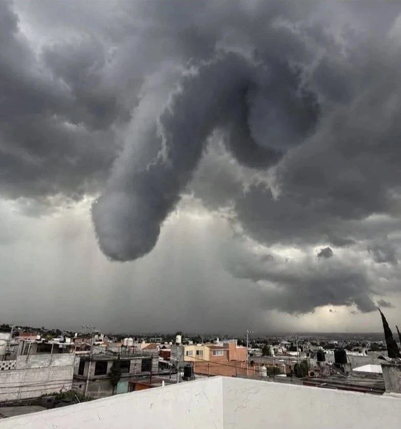 🌩 Говорят над Киевом нависло и вроде как из США принесло 😁😂