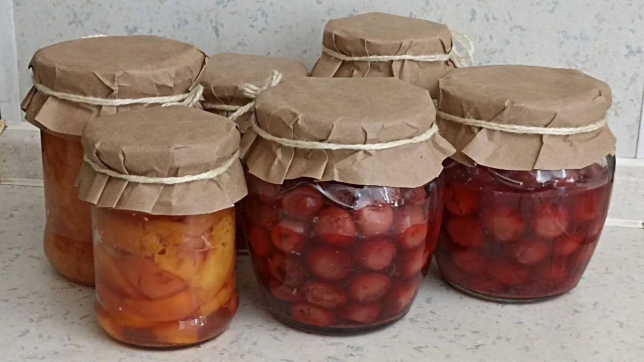 Персики и вишня