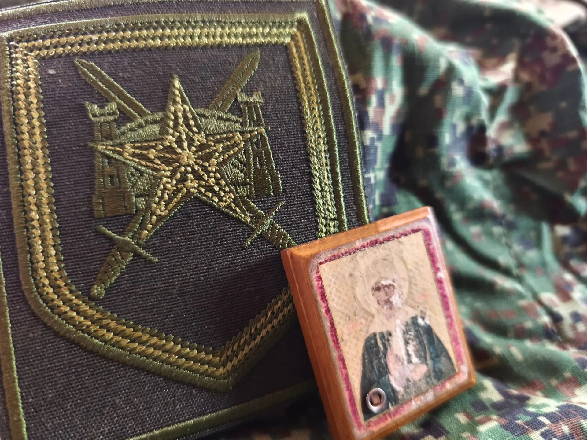 В светлый праздник Покрова гвардеец поделился иконой Богородицы, которая оберегает его ...