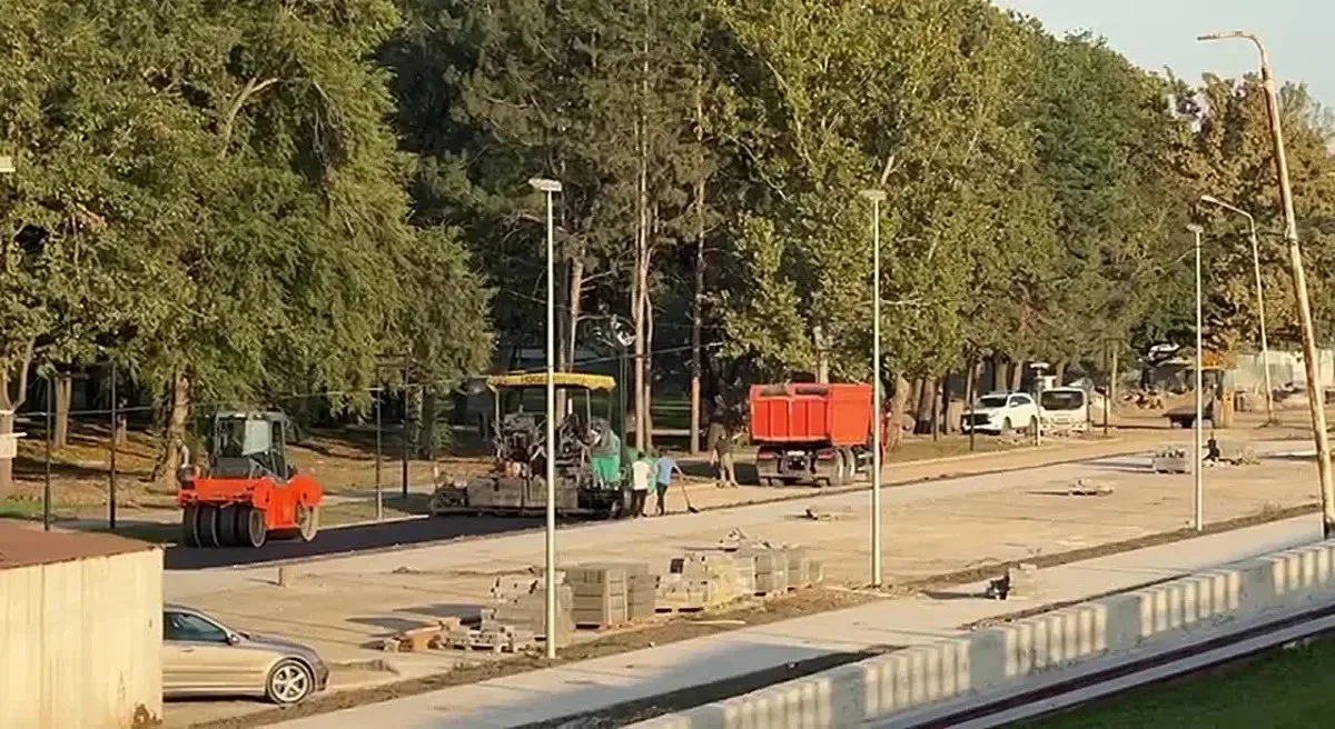 А на Новопятигорском озере также сегодня заканчивают укладку нижнего слоя асфальта внут...
