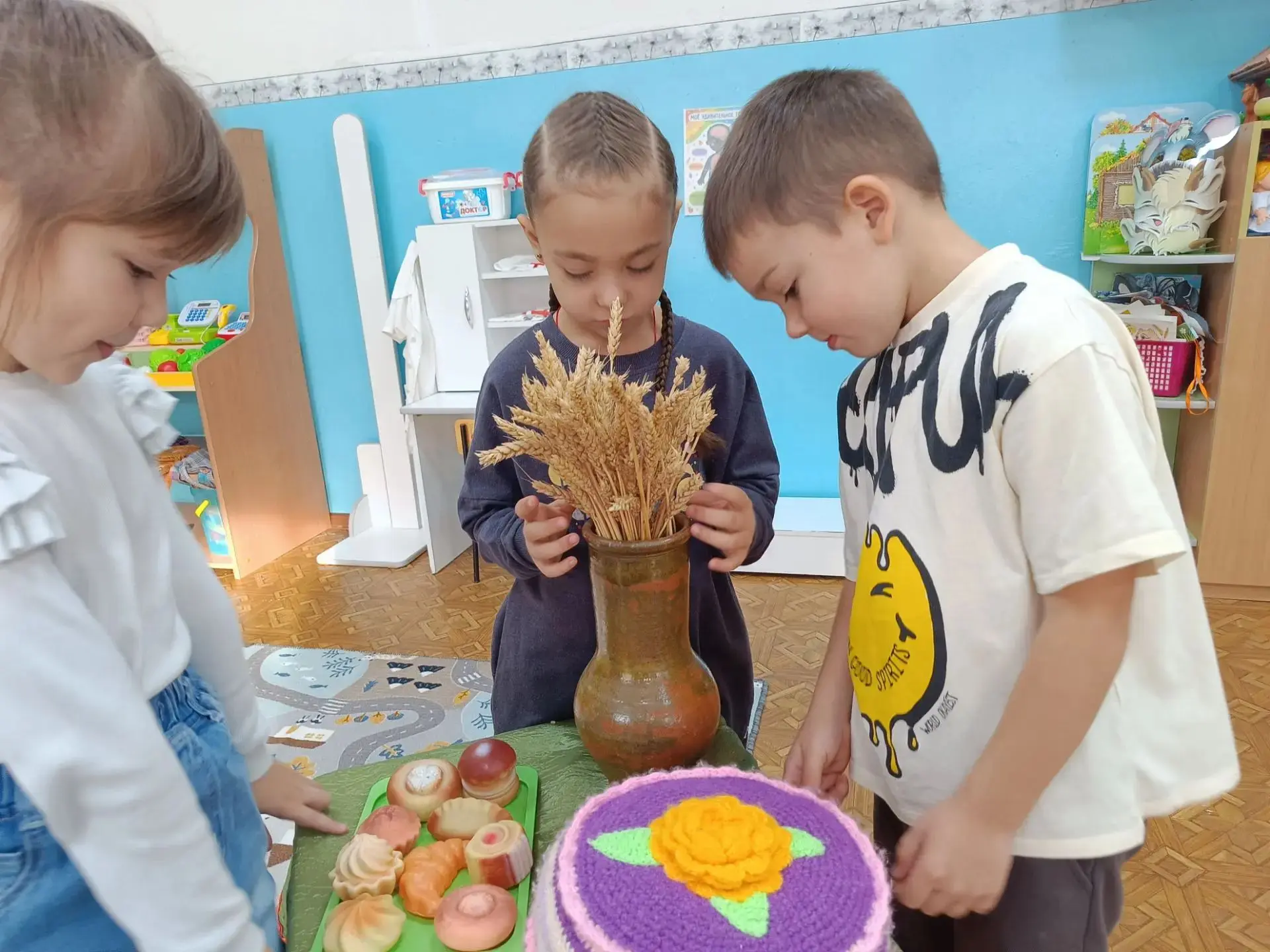 На занятии по развитию речи ребята подготовительной группы познакомились со сказкой А. ...