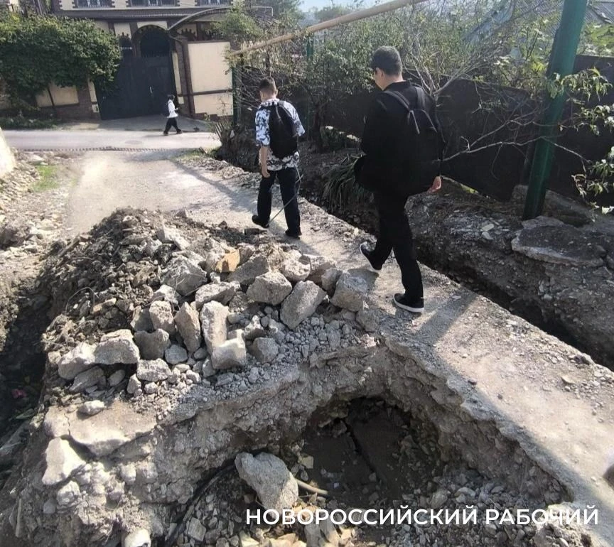 На окраине Новороссийска стало опасно жить … из-за ремонта водопровода