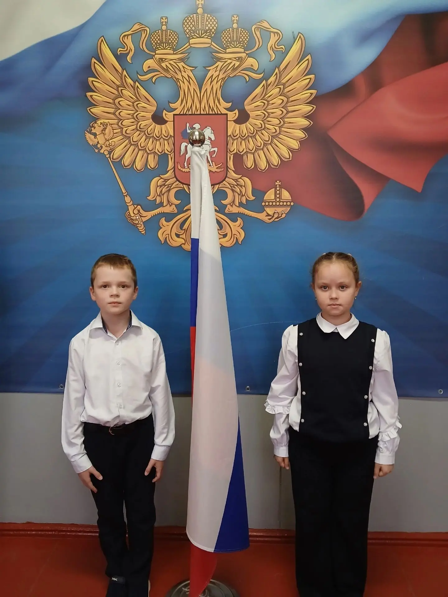 🇷🇺Утро понедельника началось с торжественной линейки. Право поднять Флаг Российской ф...