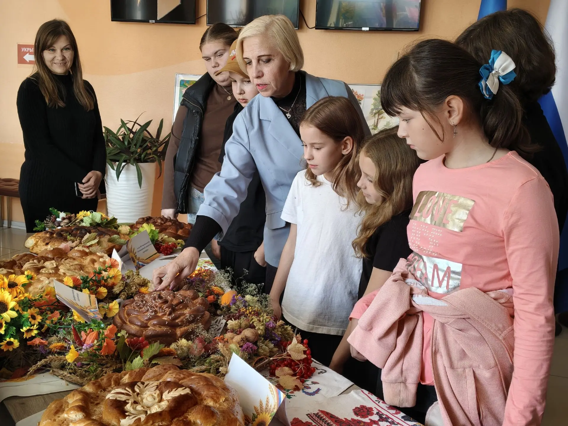 В Новоайдарском районном доме культуры открылась выставка караваев учреждений культуры ...