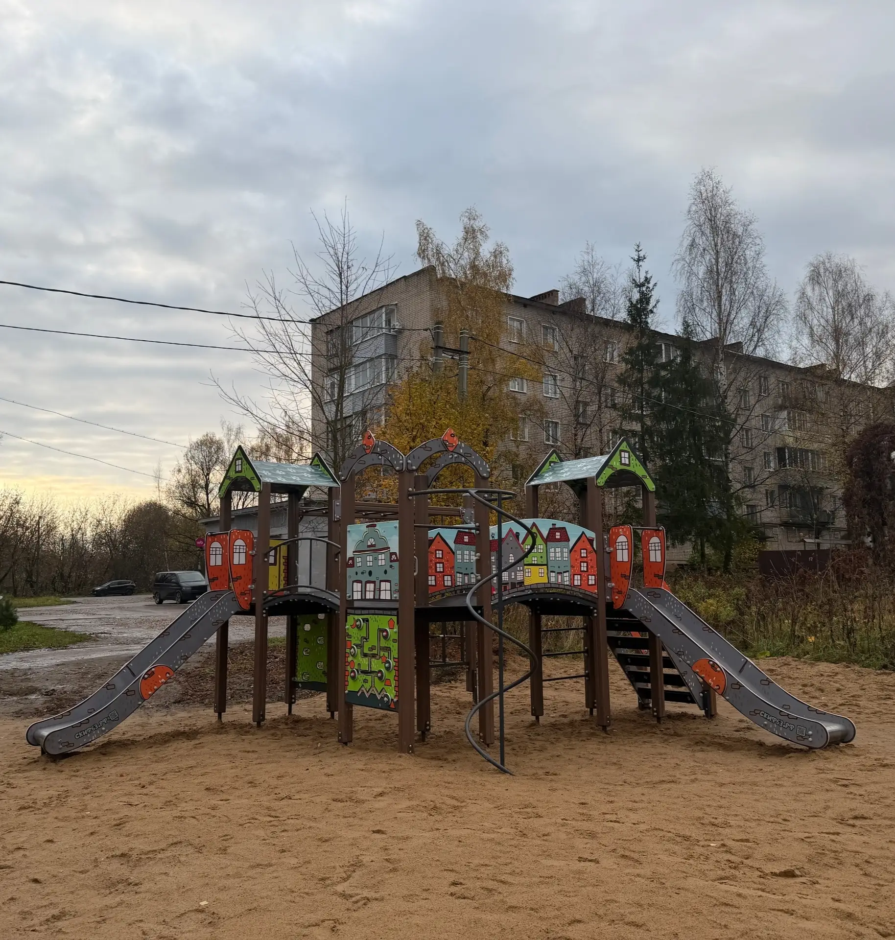В городе продолжаются работы по благоустройству придомовых территорий в рамках программ...
