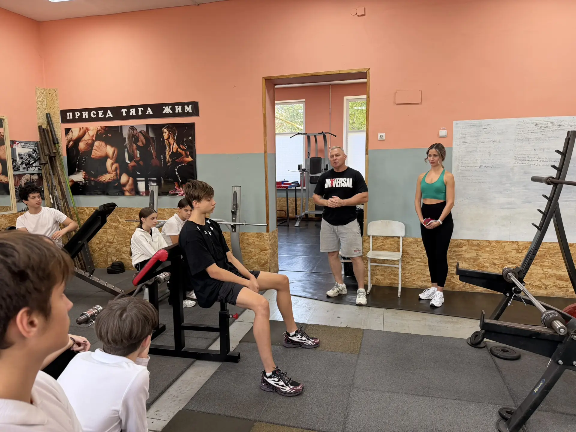 🍎 В спортивном клубе «Атлант» прошёл семинар для 8А класса на тему «Правильное питание...