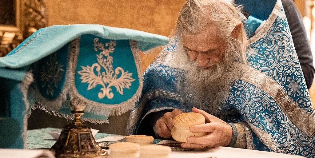 Не держись за людей, которые не хотят с тобой быть. Если ты настаиваешь, ты заставляешь...